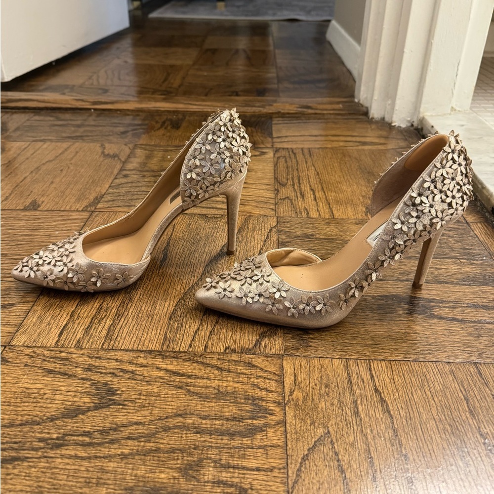 Inc. | Women's Karlay Pearl Gold | Size: US 7 | Metallic Gold Pumps with Flowers - Picture 3 of 6